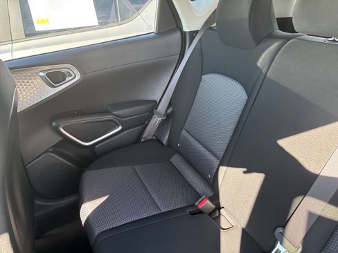Used 2025 Kia Soul LX w/ LX Technology Package FWD image 34