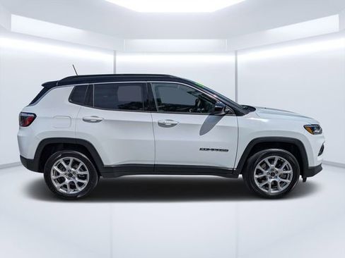 Used 2025 Jeep Compass Limited AWD/4WD image 2