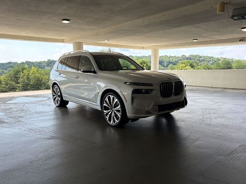Used 2024 BMW X7 xDrive40i w/ Premium Package AWD/4WD image 6