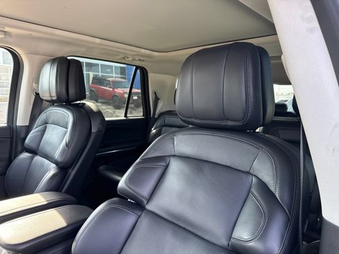 Used 2025 Lincoln Navigator Reserve AWD/4WD image 21