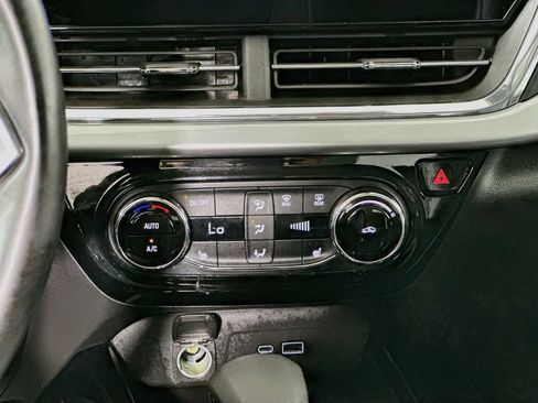 Used 2025 Chevrolet Trax LT w/ LT Convenience Package FWD image 14