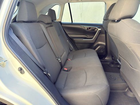 Used 2020 Toyota RAV4 LE image 19