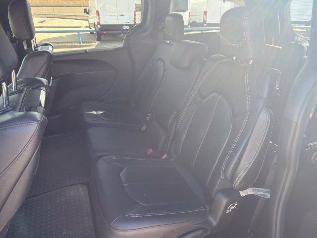 Used 2019 Chrysler Pacifica Touring-L Plus w/ Advanced Safetytec Group FWD image 3