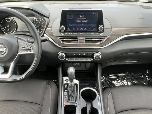 Used 2024 Nissan Altima 2.5 SV FWD image 3