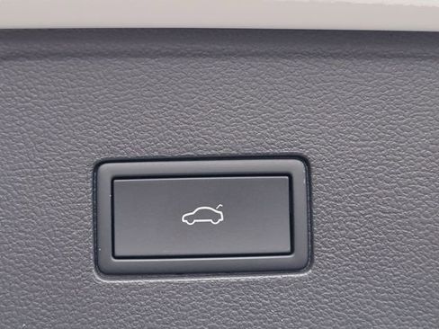 Used 2025 Volkswagen Atlas SE image 30