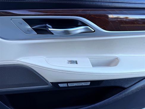 Used 2018 BMW 750i image 19