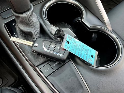 Used 2024 Toyota Camry SE image 14