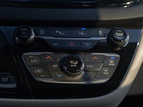 Used 2023 Chrysler Pacifica Touring-L image 18