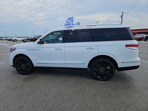 Used 2023 Lincoln Navigator Reserve AWD/4WD image 3