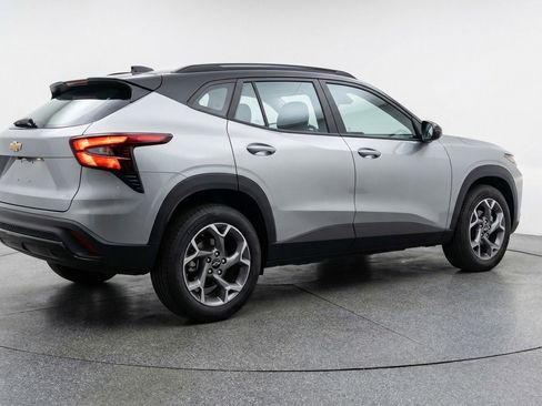 Used 2025 Chevrolet Trax LT w/ LT Convenience Package image 9