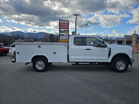 New 2026 Ford F350 XL w/ XL Chrome Package image 4