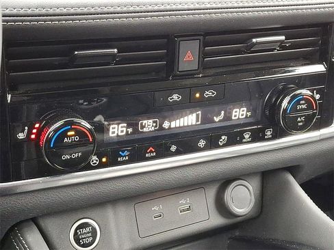 Used 2022 Nissan Rogue SL w/ SL Premium Package image 17