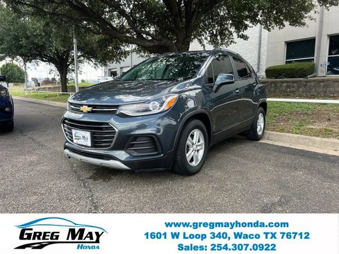 Used 2021 Chevrolet Trax LT w/ Premium Seat Package FWD image 3