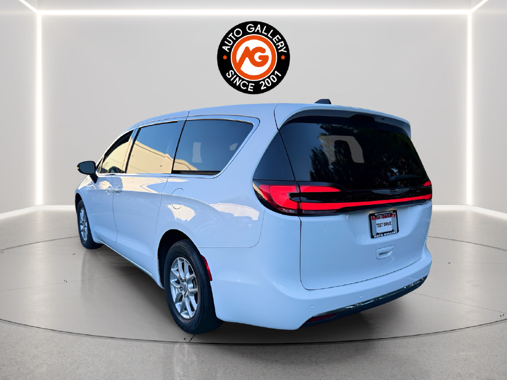 Used 2025 Chrysler Pacifica Select FWD image 5