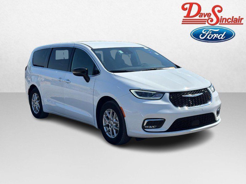 Used 2025 Chrysler Pacifica Select FWD image 4