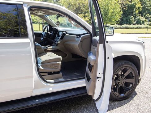 Used 2020 GMC Yukon XL SLT w/ Graphite Performance Edition image 17