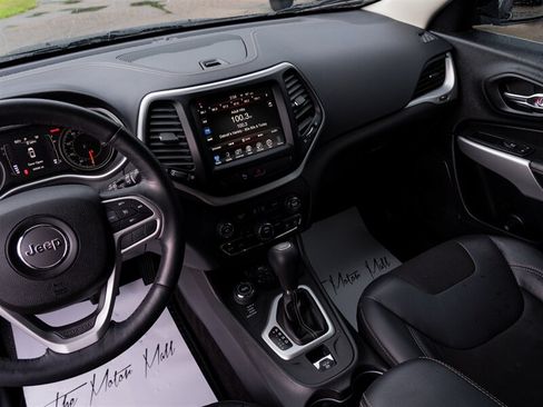 Used 2018 Jeep Cherokee Latitude Plus w/ Cold Weather Group AWD/4WD image 35