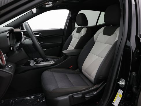 Used 2025 Chevrolet Trax RS w/ Sunroof Package FWD image 16