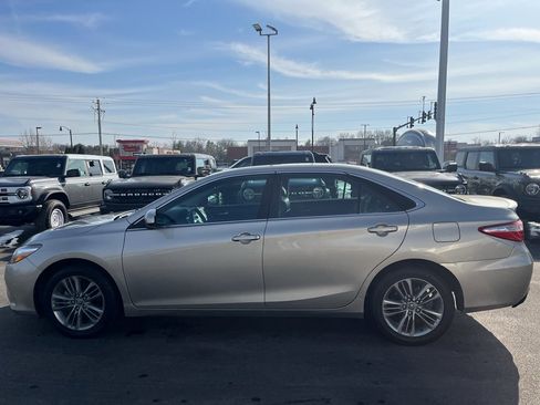 Used 2016 Toyota Camry SE image 10