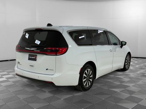 Used 2024 Chrysler Pacifica Select image 3