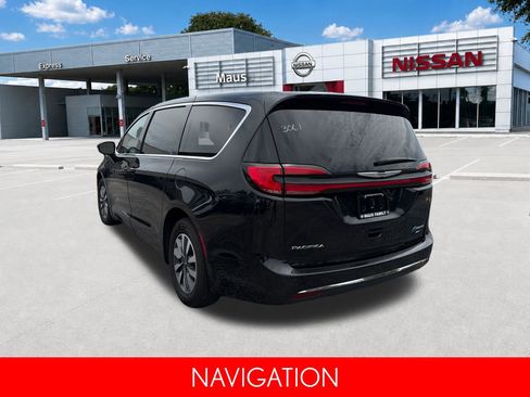 Used 2024 Chrysler Pacifica Limited FWD image 6