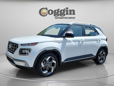 Certified 2026 Hyundai Venue SEL FWD image 2