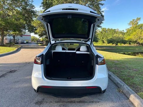 Used 2022 Tesla Model Y Long Range image 10