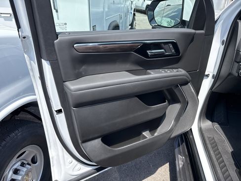 New 2025 Chevrolet Suburban LS image 9