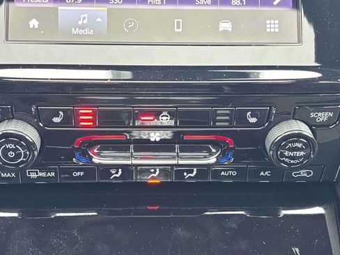 New 2025 Jeep Grand Cherokee Laredo image 12