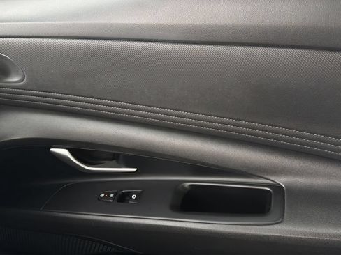 Used 2025 Hyundai Elantra Limited FWD image 16
