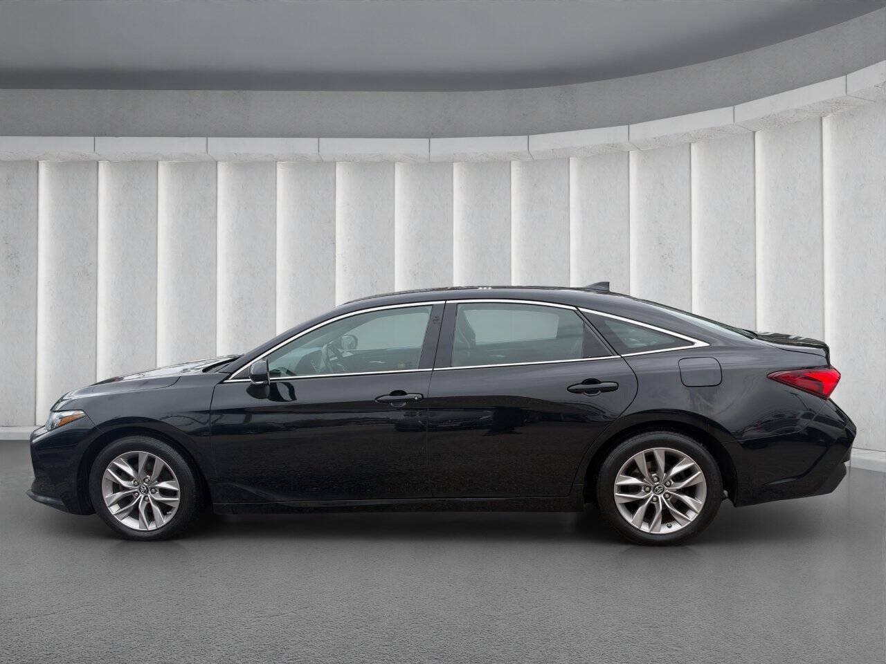 Used 2019 Toyota Avalon XLE w/ Moonroof Package FWD image 2