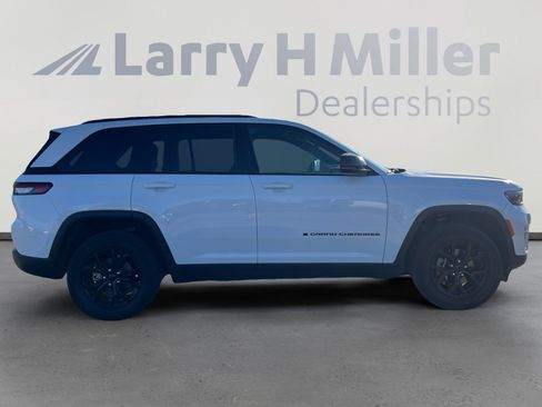 Used 2024 Jeep Grand Cherokee Altitude image 6