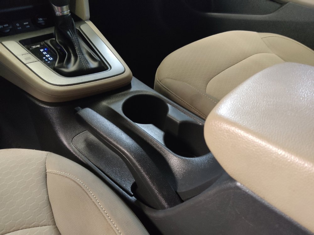 Used 2020 Hyundai Elantra SE FWD image 26