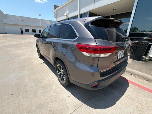 Used 2019 Toyota Highlander Plus FWD image 6