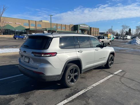 Used 2023 Jeep Grand Cherokee L Laredo image 4