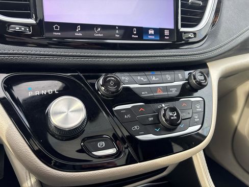 Used 2022 Chrysler Pacifica Limited image 25