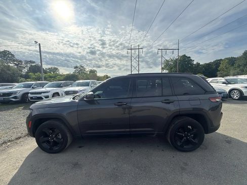Used 2023 Jeep Grand Cherokee Altitude AWD/4WD image 7