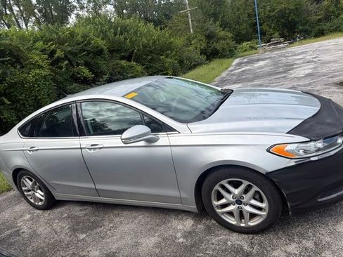Used 2016 Ford Fusion SE FWD image 4