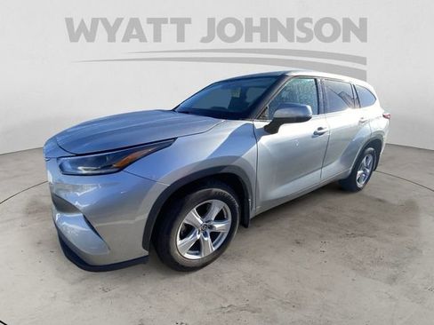 Used 2021 Toyota Highlander LE AWD/4WD image 2