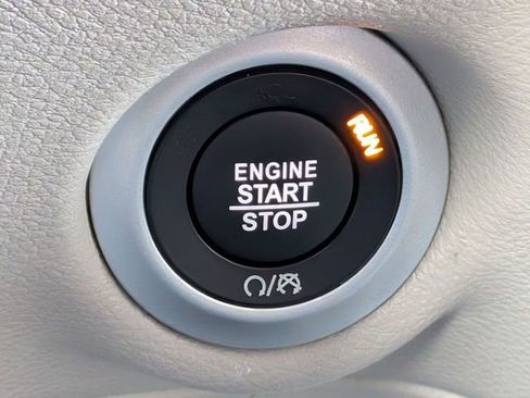 Used 2024 Chrysler Pacifica Touring-L image 18