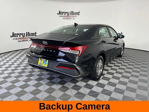 Used 2025 Hyundai Elantra SE image 7
