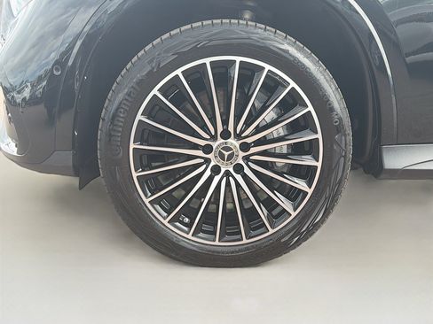 Used 2025 Mercedes-Benz GLC 300 4MATIC w/ AMG Line image 11