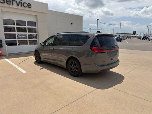 Used 2025 Chrysler Pacifica Limited FWD image 6