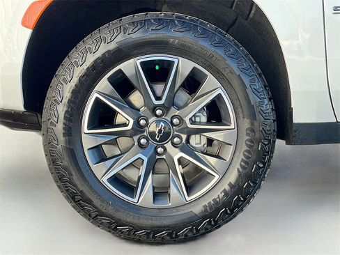 Used 2024 Chevrolet Suburban Z71 w/ Luxury Package image 35