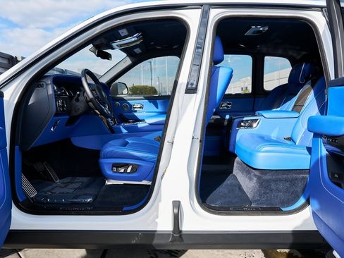 Used 2023 Rolls-Royce Cullinan Black Badge w/ Driver's Package image 27