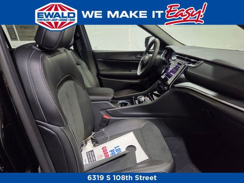 New 2025 Jeep Grand Cherokee L Altitude image 9