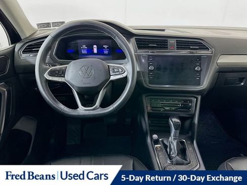 Used 2022 Volkswagen Tiguan SE w/ Panoramic Sunroof Package image 23