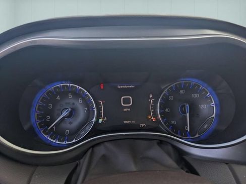Used 2018 Chrysler Pacifica Touring-L Plus FWD image 17