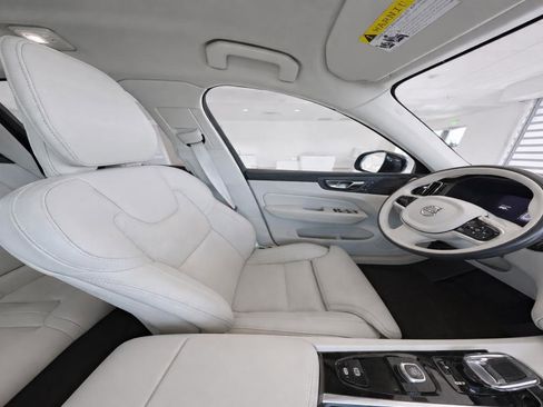 Certified 2023 Volvo XC60 B5 Ultimate w/ Protection Package Premier FWD image 10