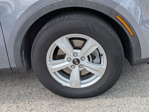 Used 2021 Kia Sorento LX FWD image 11